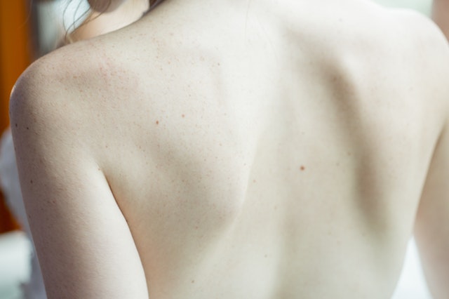 Detail na nahý ženský chrbát.jpg